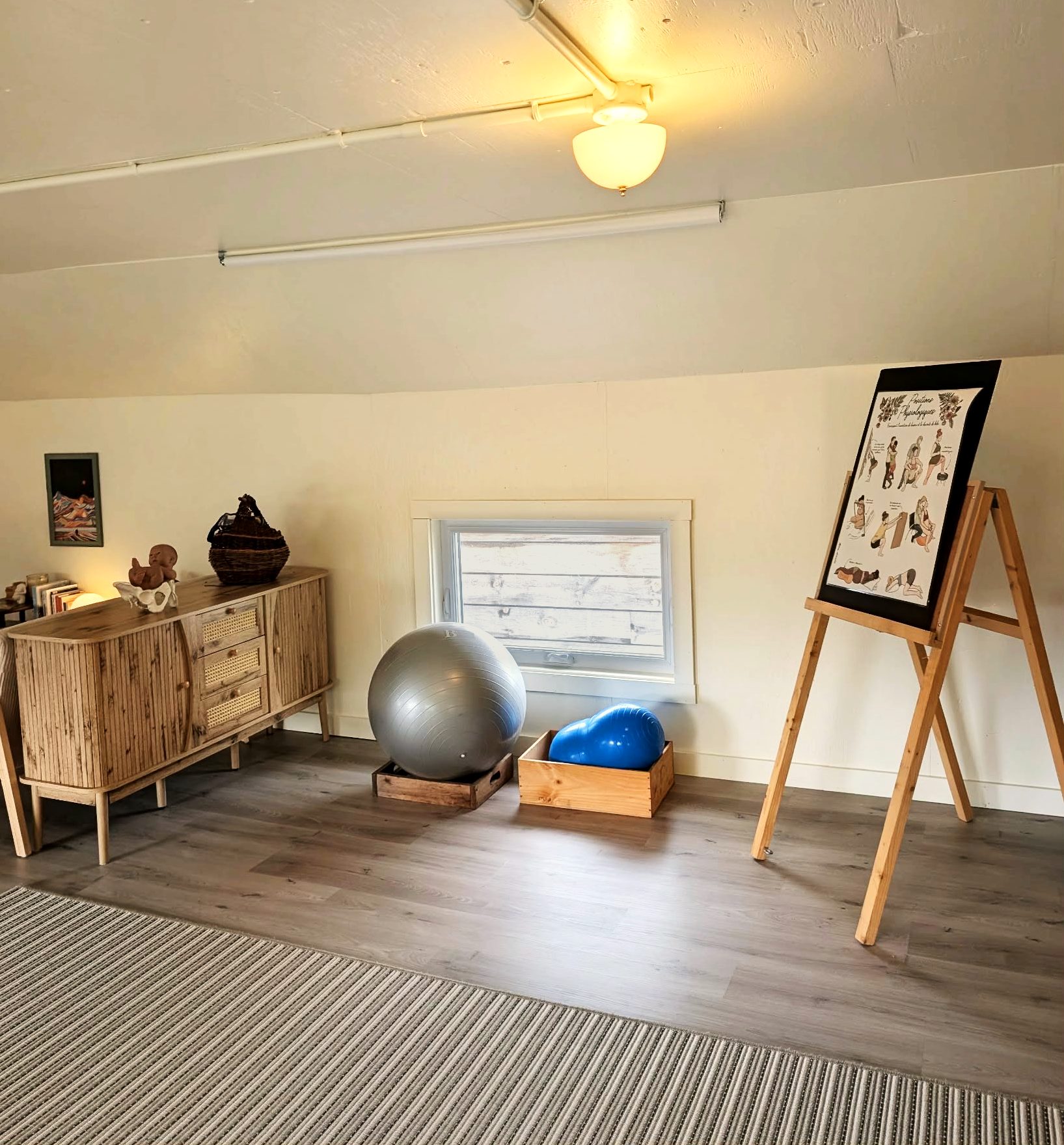 L'espace atelier avec ballon de naissance, coussin d'accouchement et affiche des positions physiologiques