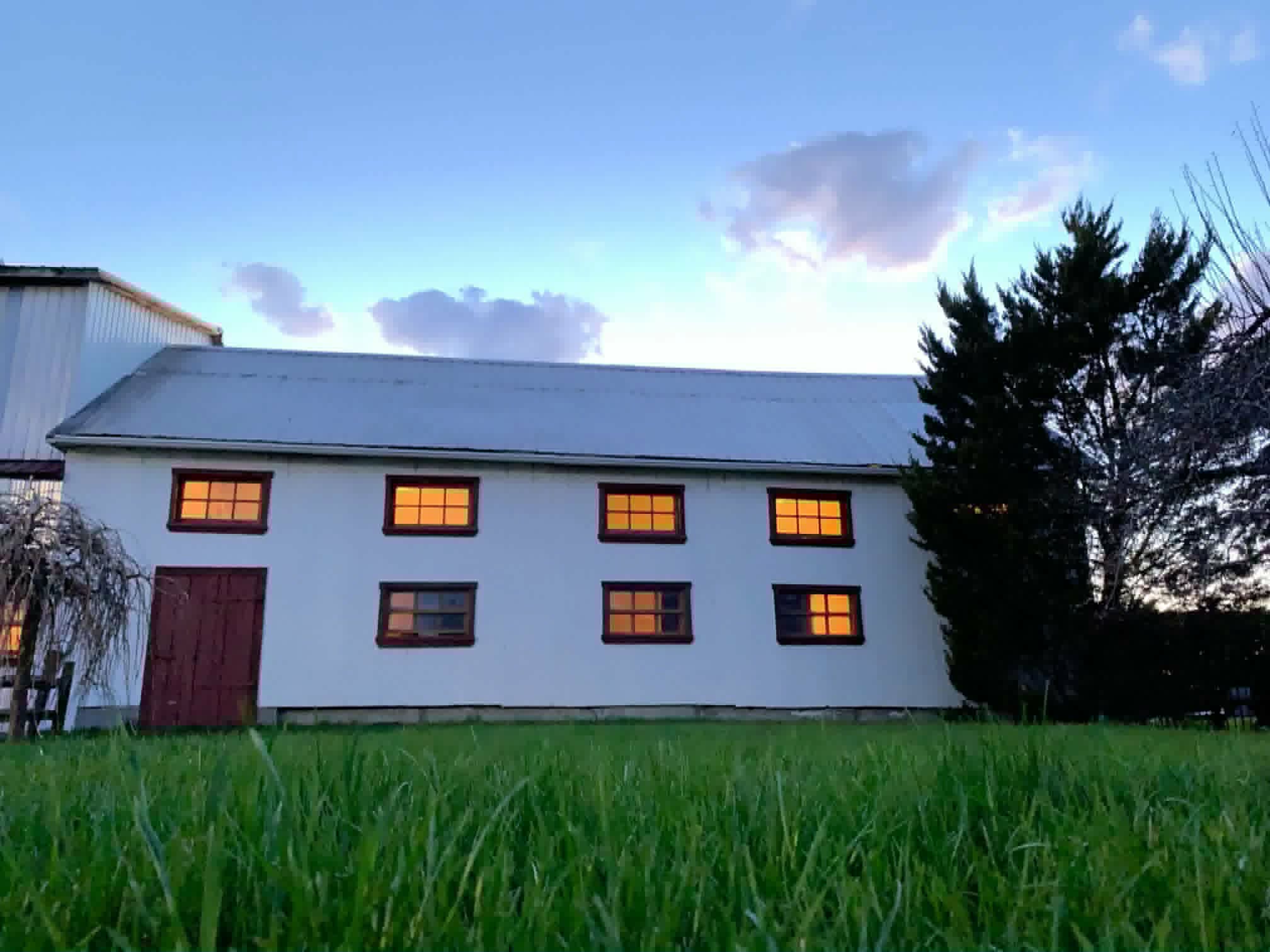 Vue de la ferme entre deux montagnes, entourée de champs, à Saint-Pie